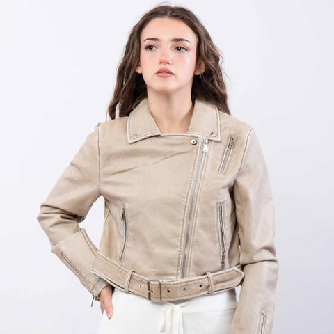 Cazadora biker en color beige desgastado con cinturón ajustable y cremalleras metálicas, modelo femenina