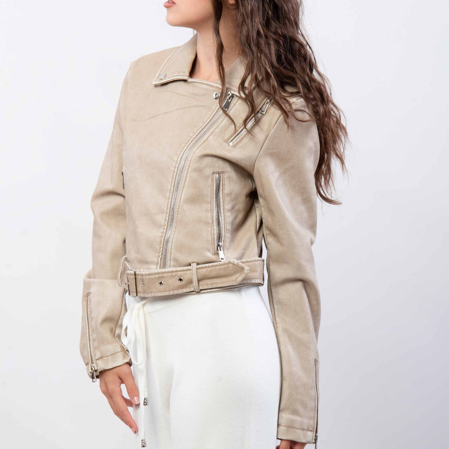 Cazadora biker en color beige desgastado con cinturón ajustable y cremalleras metálicas, modelo femenina