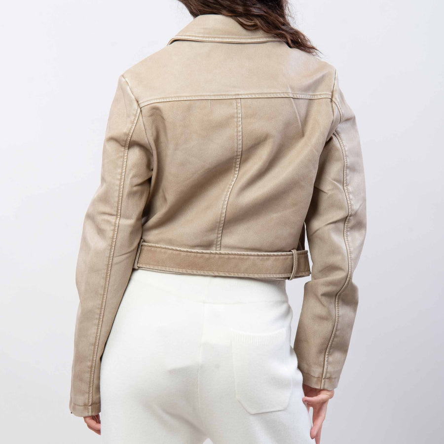 Cazadora biker en color beige desgastado con cinturón ajustable y cremalleras metálicas, vista espalda