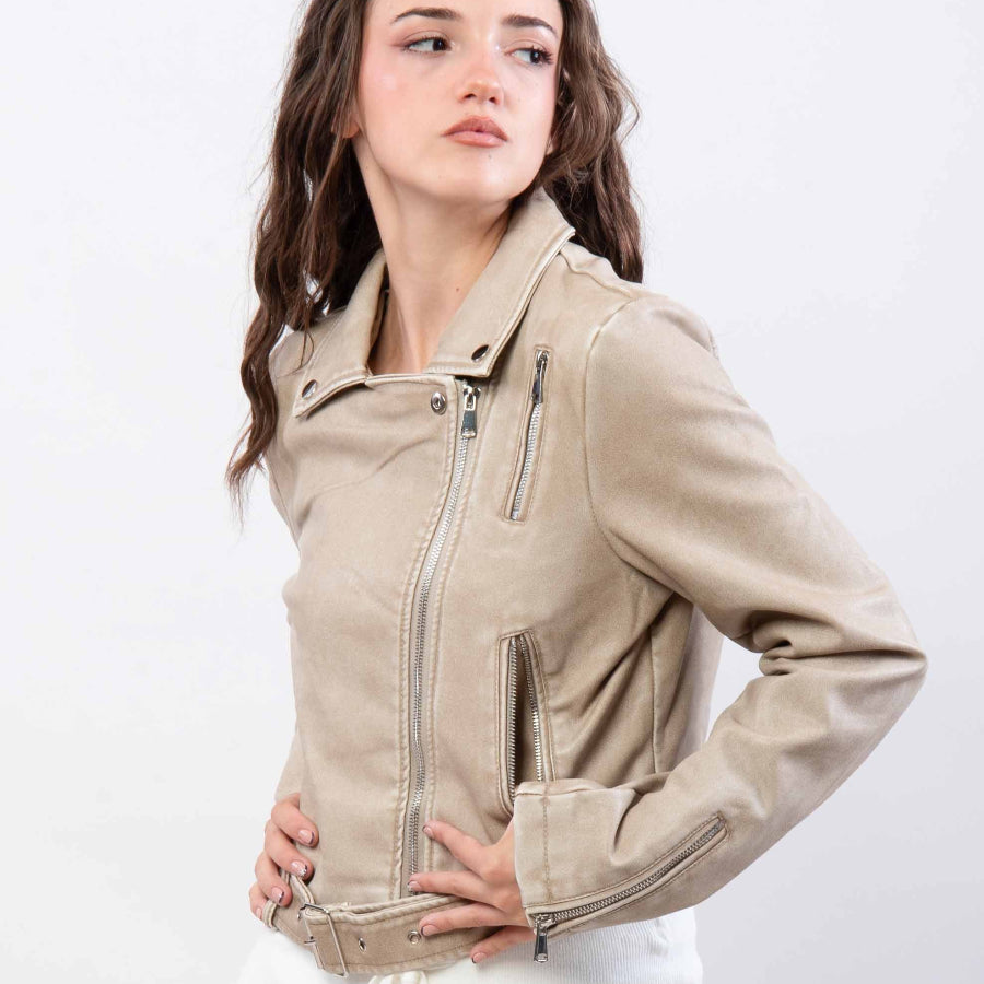 Cazadora biker en color beige desgastado con cinturón ajustable y cremalleras metálicas, modelo femenina