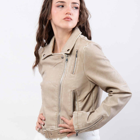 Cazadora biker en color beige desgastado con cinturón ajustable y cremalleras metálicas, modelo femenina