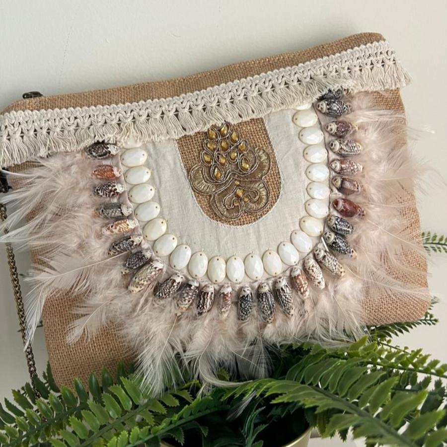 bolso boho chic con conchas y plumas