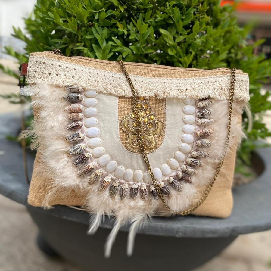 bolso boho chic con conchas y plumas